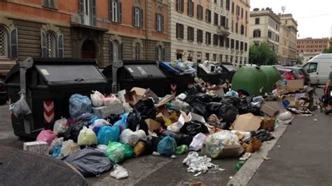 Rifiuti Roma sempre più sommersa impianti pieni e strade sempre più