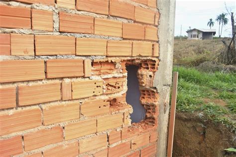 Ladr O Abre Buraco Em Parede De Resid Ncia Para Furtar