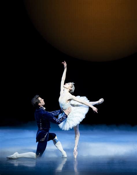 Kent Stowell S Swan Lake At Pacific Northwest Ballet Luxuriates In