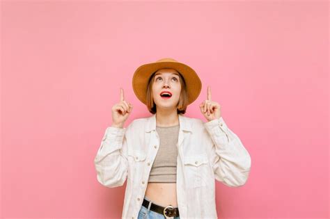 La Dama Sorprendida Con Sombrero Muestra Los Dedos Hacia Arriba En El