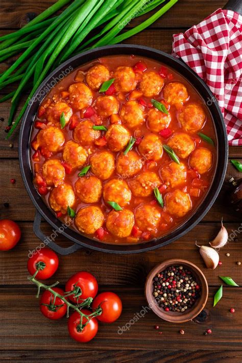 Alb Ndigas De Pollo En Salsa De Tomate Picante Con Verduras En Sart N