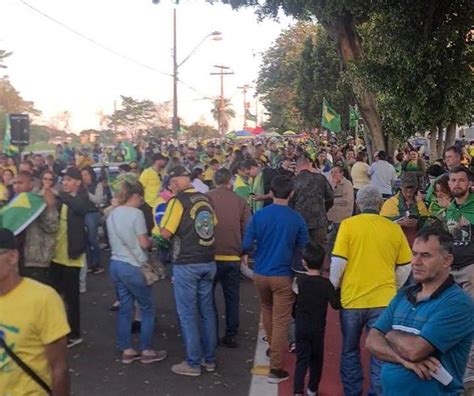 Manifestantes Seguem Ato Em Frente Escola De Cadetes De Campinas