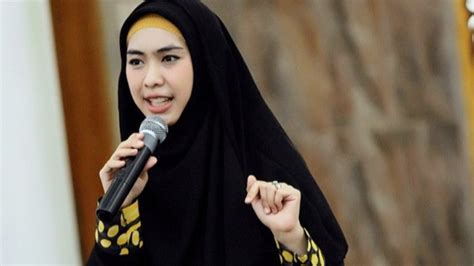 Foto Ustadzah Oki Setiana Dewi Beri Nasihat Pernikahan Netizen