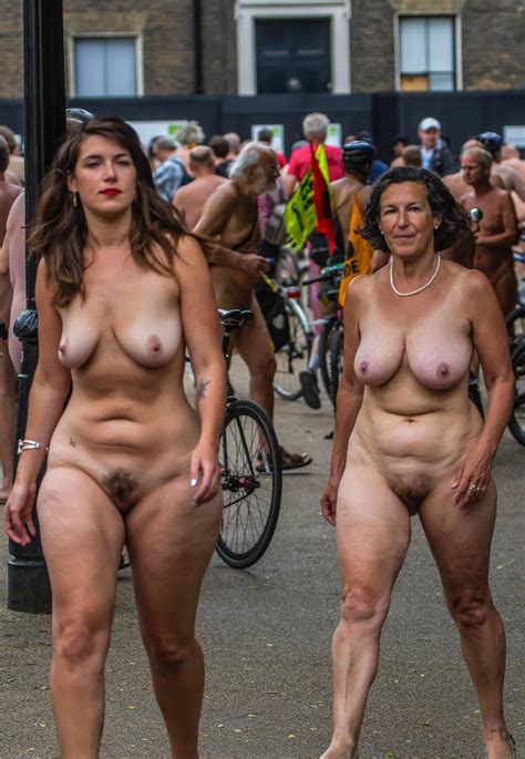 Older Women Naked in Public 67 фото