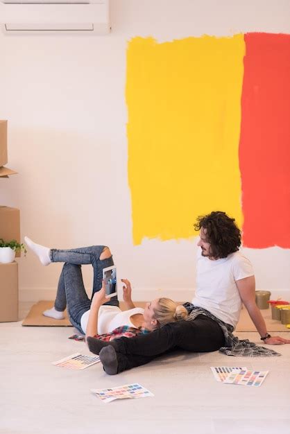 Feliz Jovem Casal Relaxando Depois De Pintar Um Quarto Em Sua Nova Casa