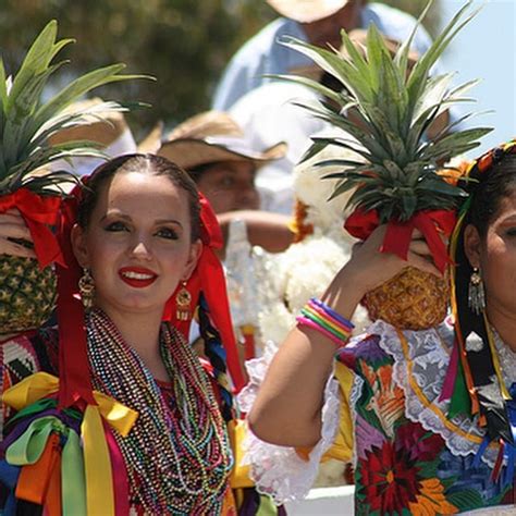 El Baile De Flor De Piña Tradición Que Engalana Los Lunes Del Cerro En