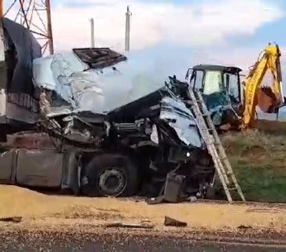 ATENÇÃO Motoristas Acidente entre carretas bloqueou as duas pistas na