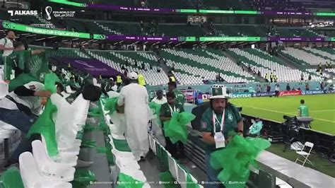 Torcida da Arábia Saudita recolhe lixo das arquibancadas após derrota