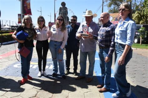 Artista plástico pinta passarela na entrada do Parque do Peão