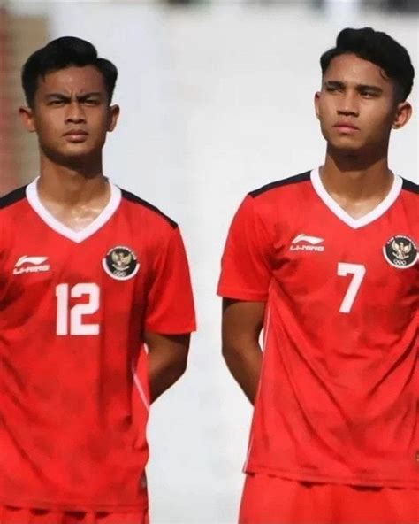 Pin Di Timnas Pria Tampan Motivasi Sepak Bola Gaya Kasual Pria