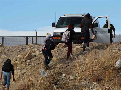 Cientos De Venezolanos Se Entregan A La Patrulla Fronteriza En El Paso