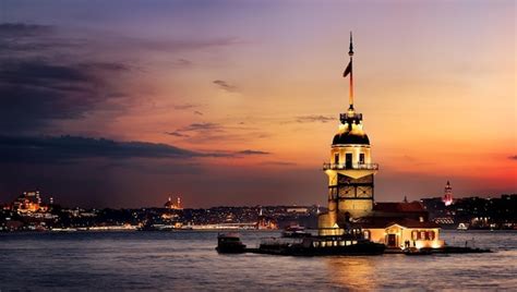 Torre De La Doncella En Bosforus Iluminada Al Atardecer Estambul