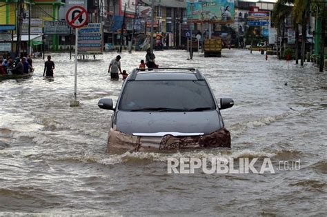 Banjir Bandang Terjang Jember Satu Mobil Terseret Arus Republika Online