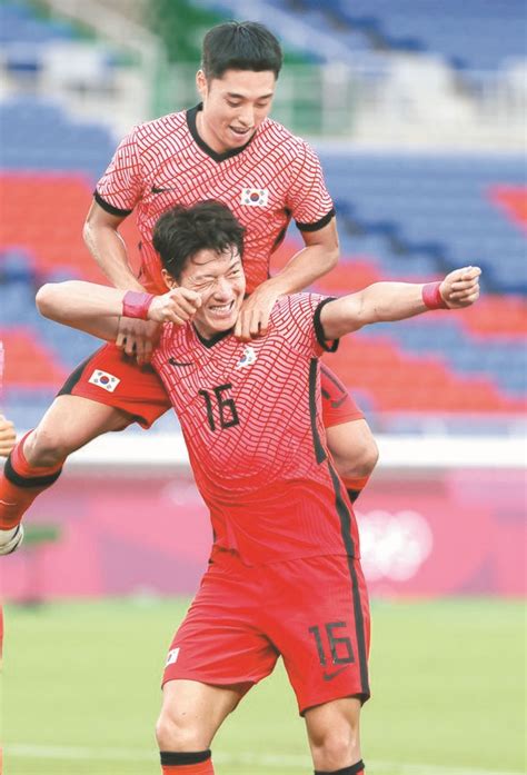 황의조 3골 ‘양궁 세리머니 한국축구 조1위 8강행 쐈다 중앙일보