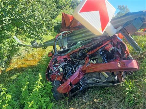 Zapeljal S Ceste In Tr Il V Odbojno Ograjo Primorske Novice