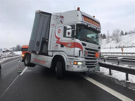 A Neun Stunden Gesperrt Parfum Lastwagen Umgekippt Abendzeitung M Nchen