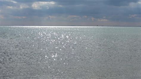 Foco Selectivo Del Agua Espumosa Con Movimiento De Onda Que Refleja La