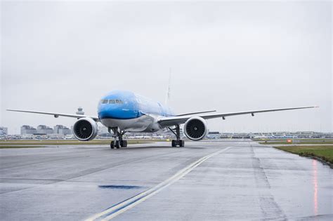 KLM cancels 52 return flights in response to storm warning on 3 January