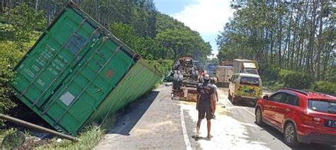 Truk Kontainer Bermuatan Triplek Terguling Di Jalan Tikungan Kecamatan