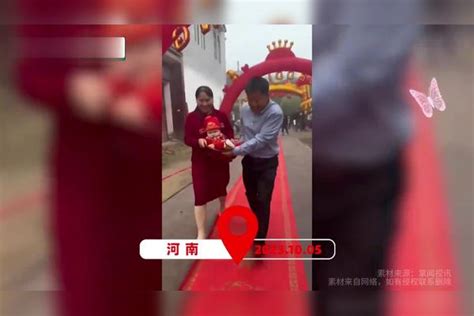 儿子儿媳结婚现场，喜公公喜婆婆盆端大孙子：笑得合不拢嘴