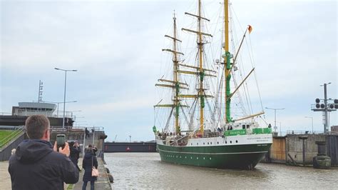 Gutachter Untersucht Schaden An Segelschiff Alex Ii In Bremerhaven