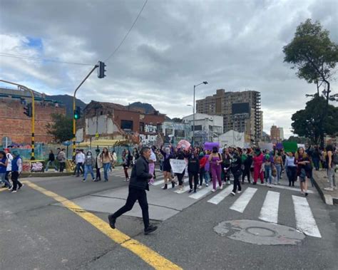 Caos en Bogotá por manifestaciones de feministas y maestros