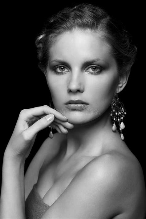 Retrato En Blanco Y Negro De Una Joven Hermosa Mujer Sobre Negro Imagen