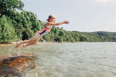 Una Adorable Chica Caucásica Nadando En Un Río Lago Con Gafas