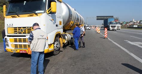 G Ipem Autua Motoristas Em Fiscaliza O De Tac Grafos Em Ve Culos De