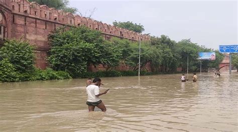 Yamuna Touched Historic Red Fort यमुना ने ऐतिहासिक लाल किले को छुआ