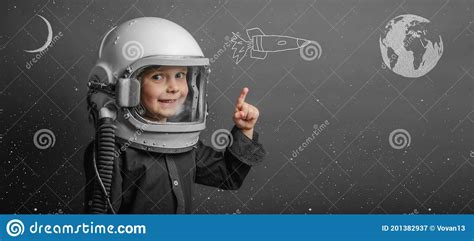 El Niño Se Imagina Para Ser Astronauta En Un Casco De Los Astronautas