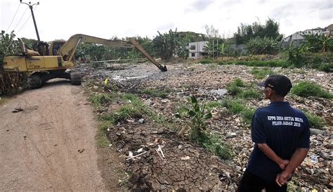 Foto Lautan Sampah Di Kali Pisang Batu Mulai Dibersihkan Foto