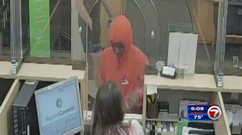 Fbi Releases Photos Of Bank Robbery In North Miami Beach Wsvn 7news Miami News Weather