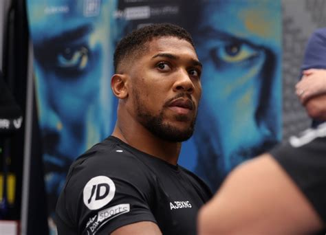 Le coach de Canelo Joshua doit mieux boxer à distance et travailler