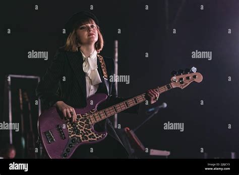 Victoria De Angelis Suona Sul Palco Con La Band Is Maneskin All