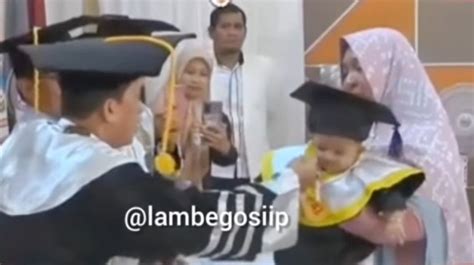 Penuh Isak Tangis Balita Mewakili Wisuda Almarhumah Ibunya Yang