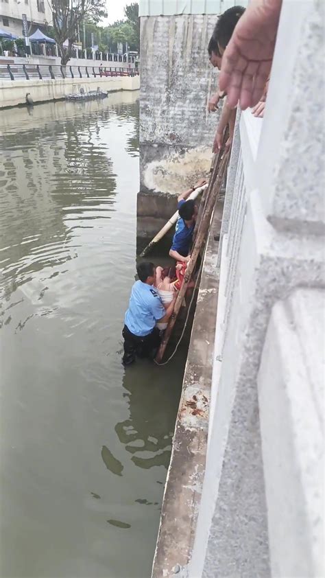 警察下水救跳河女子，还被她狠狠踹两脚！ 直播吧