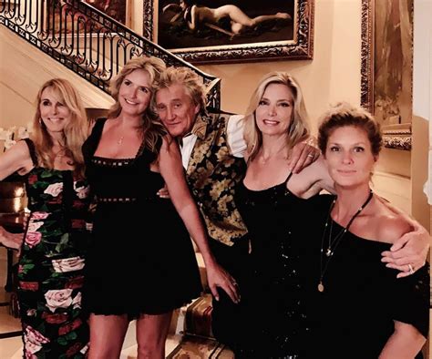 Rod Stewart Wives Singer Poses For Pic With 4 Moms Of 7 Of His Kids