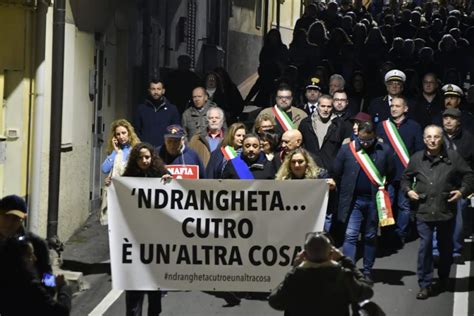 Ndrangheta Cutro Un Altra Cosa Migliaia Di Persone In Corteo