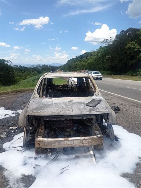 Carro Pega Fogo Em Acostamento Da BR 277 E Tumultua Retorno Das Praias