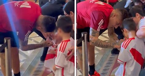 Per Vs Jap N Paolo Guerrero Tuvo Tierno Gesto Con Peque Os Hinchas