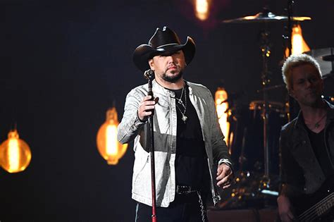 Jason Aldean Returns to Vegas, Sings 'You Make It Easy' on ACMs