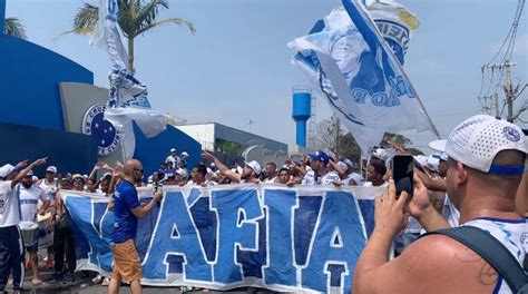 Veja vídeos exclusivos do protesto da torcida do Cruzeiro na Toca 2