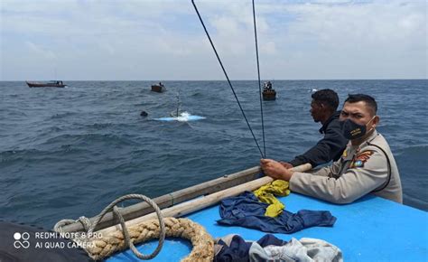 Kapal Tenggelam Dihantam Ombak Nelayan Desa Kelong Hilang Di Perairan