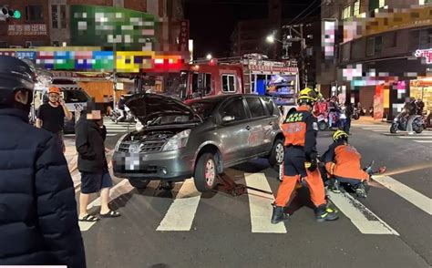 新北蘆洲嚴重車禍！小客車路口擦撞機車 男騎士捲進車底重傷送醫 社會 Nownews今日新聞