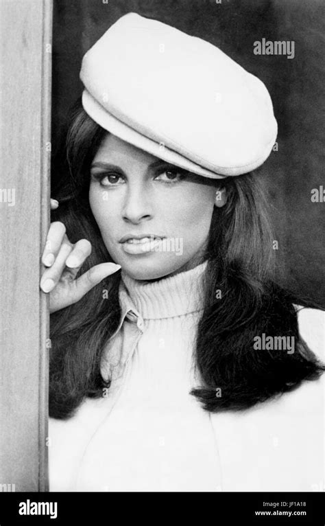 Raquel Welch Hi Res Stock Photography And Images Alamy