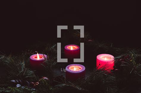 Rustic advent wreath with four candles lit — Photo — Lightstock