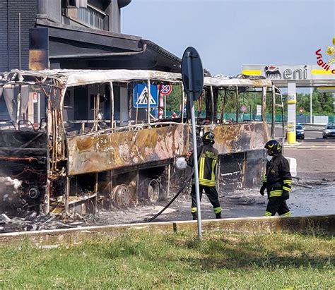 Incendio Di Un Autobus A Casalecchio Sull A Nessun Ferito