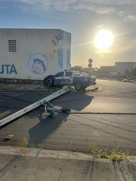 Viatura bate em poste após perder o controle na Zona Sul de Aracaju