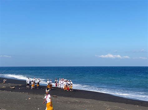 Pantai Goa Lawah